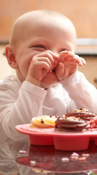 Mia-lee with cupcakes